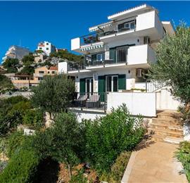 2 Bedroom Apartment with Shared Pool in Uvala Ljubljeva nr Trogir, Sleeps 4-5